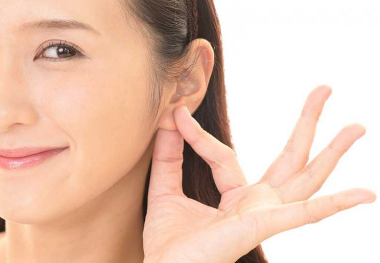 耳たぶつまみは顔のたるみに効果ある？やり方は？